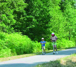 Enfants en trotinette